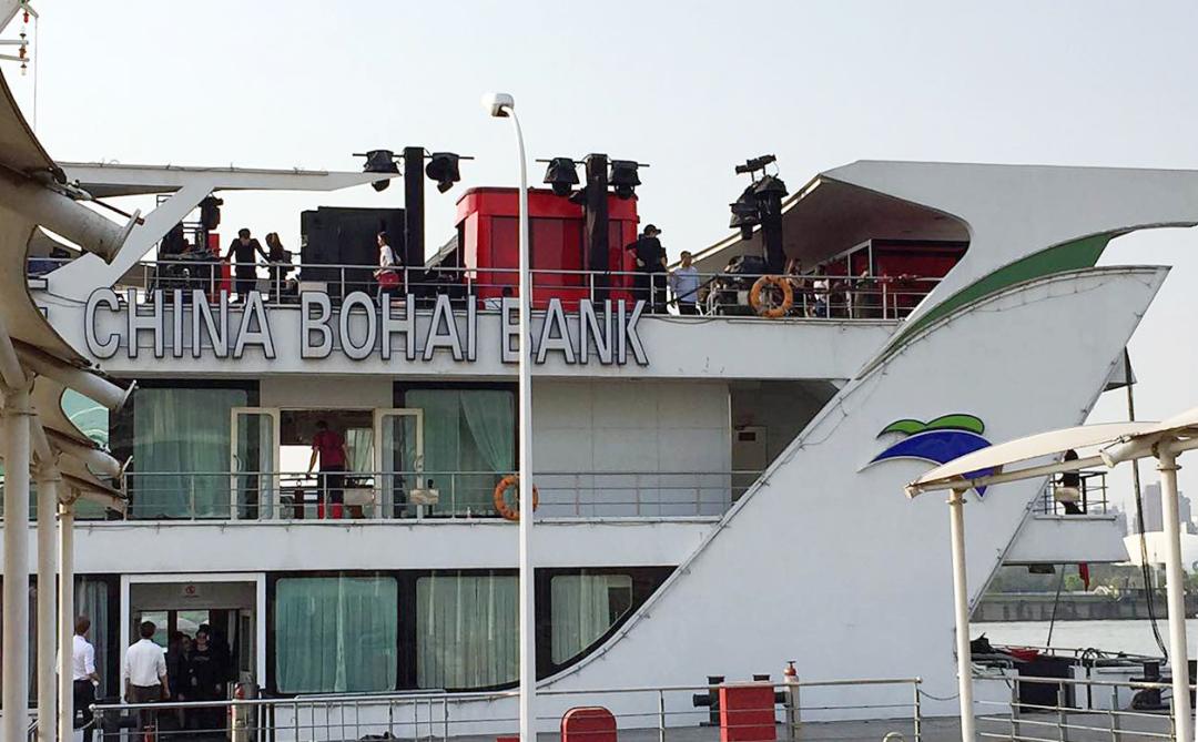 我们(两个中年妇女)闯进了一个游轮快闪店