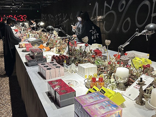 美妆集合店話梅在上海开了家最低两折折扣店,但入场需买门票