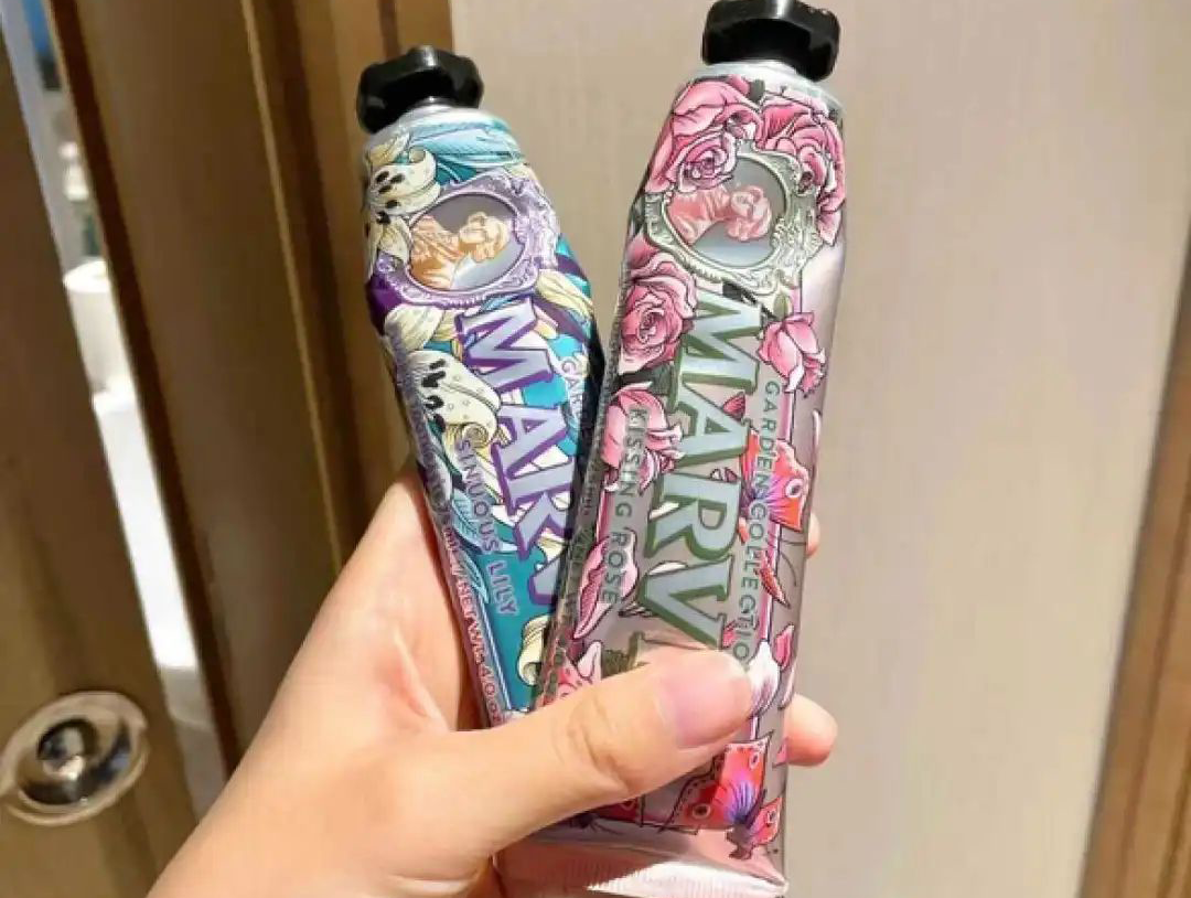“连云南白药都玩上试色了”，加了玻尿酸的牙膏比唇釉还野？