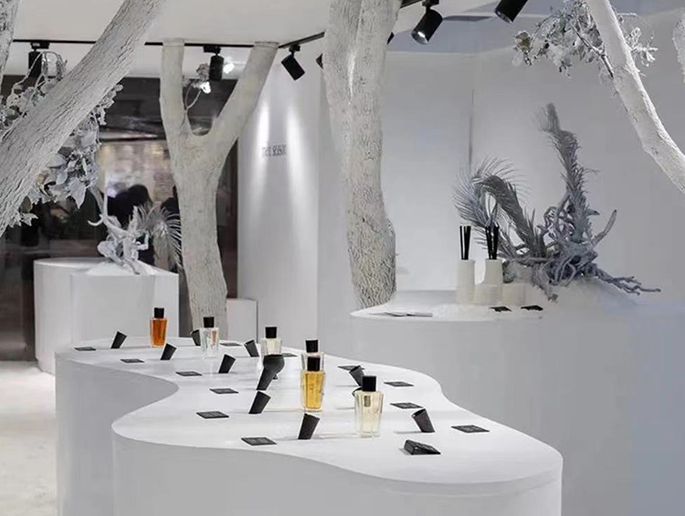 雅诗兰黛集团首投中国香氛品牌