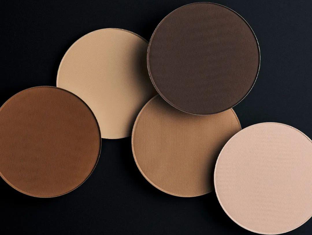 底妆的最后一步,正在变得越来越“高级”