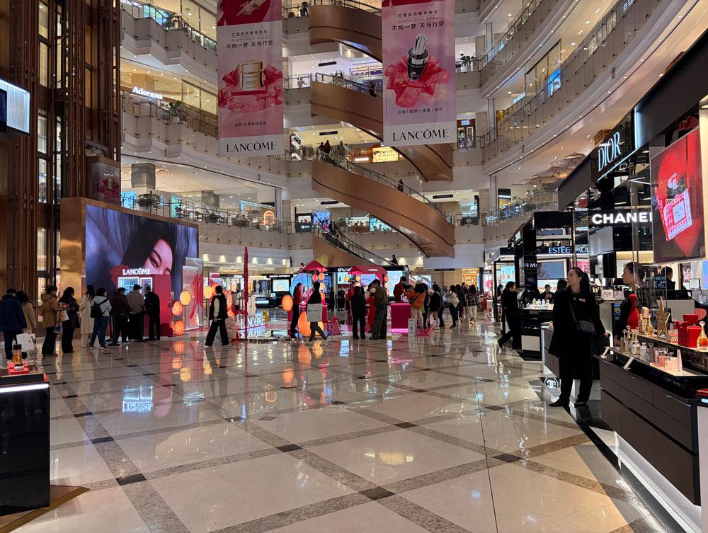 高端美妆又行了，上海柜姐：每天“一车车”发货